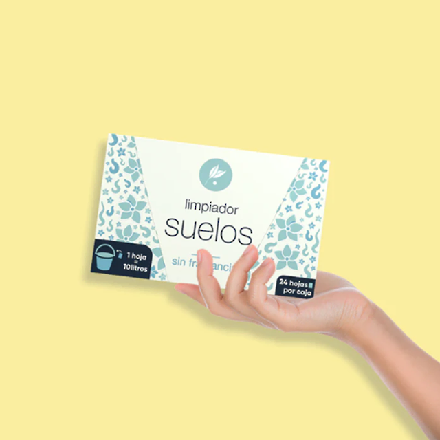 mano sujetando caja de hojas de limpieza